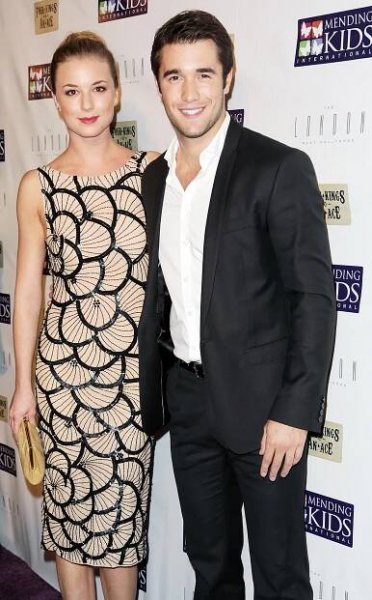 Emily VanCamp Engaged to 'Revenge' Costar Josh Bowman
