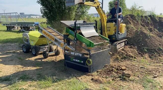 Kompaktní vibrační katrovačka MS ATTO - mobilní řešení pro třídění zeminy, písku a sypkých materiálů s minibagrem, pásovým dopravníkem a dumperem.