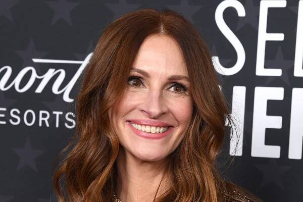 Julia Roberts’s New Blunt Bangs Are a Dramatic Spring Refresh