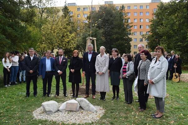 Thälmannka, Majerka, dnes Havlovka. Gymnázium slaví 50 let