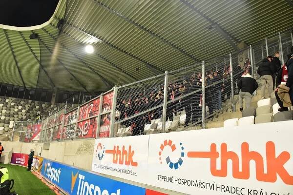 Fanoušci Pardubic jezdili po Hradci Králové na červenou, policie nezasáhla
