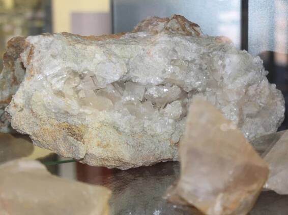 FOTO: Nové muzeum minerálů mají na náměstí ve Velharticích