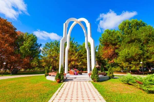 independence memorial monument in pitsunda, abkhazia - suchumi - stock snímky, obrázky a fotky