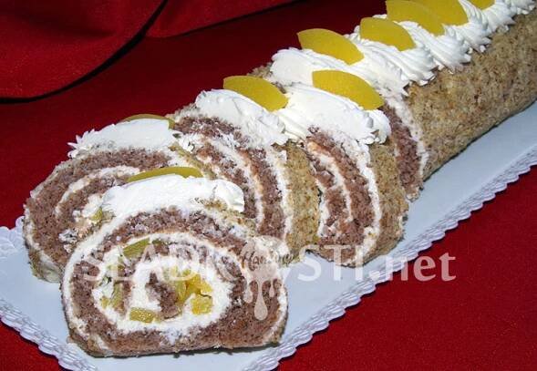 Ořechová roláda s broskvemi a mascarpone