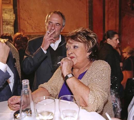 Jízda Bohdalové na premiéře: Guláš na klíně, pivko od přítele, dort na baru a stihla i chlapy