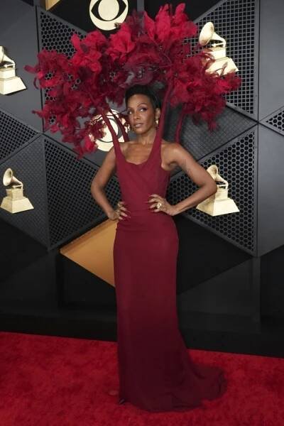 Dawn Richard jako rozrostlý strom.