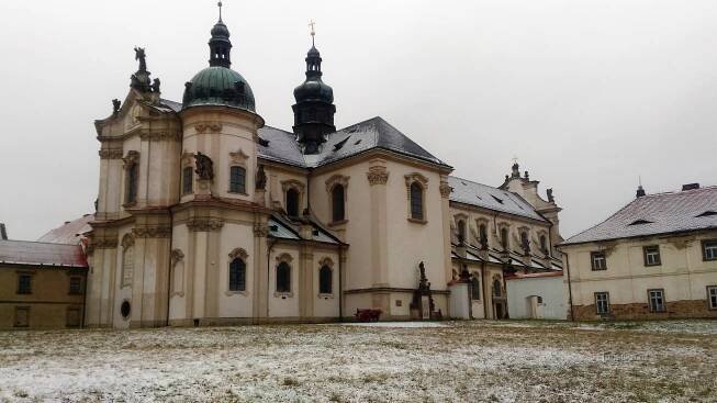 Pamětní deska na zdi oseckého... - Drobné památky