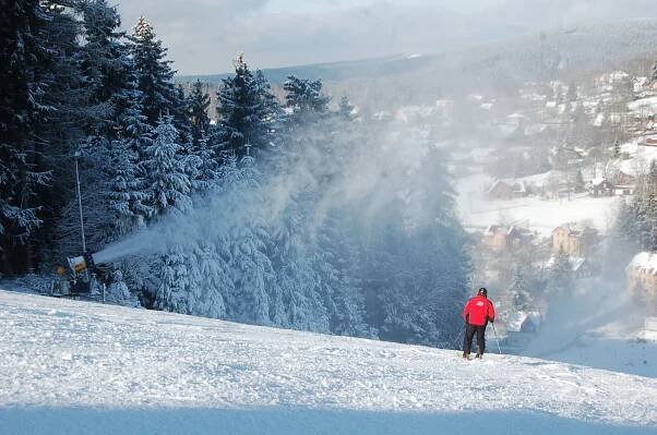 VIDEO: Podmínky na horách se rychle lepší, skicentrum naplno zasněžuje