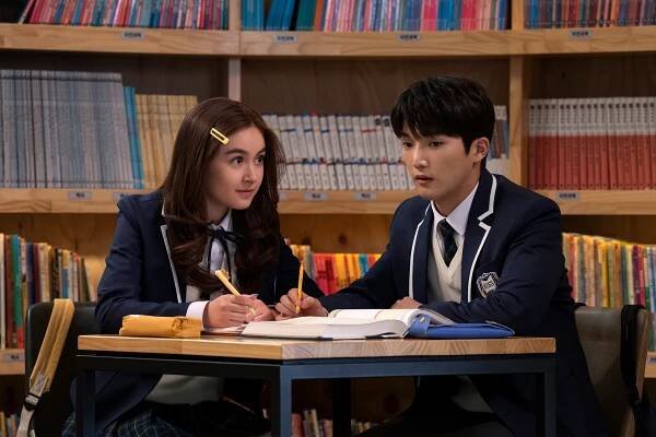 XO, Kitty - KISS - Z filmu - Anna Cathcart, Minyeong Choi
