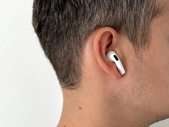 Apple AirPods 4 ANC, recenze, v uchu
