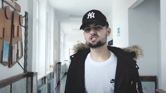 Imnurile liceelor din România te fac să te miști mai tare decât o manea la beție