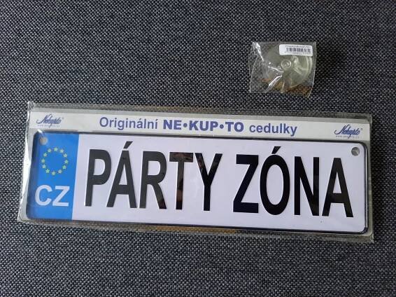 Cedulka "PÁRTY ZÓNA" ve stylu tabulky SPZ/RZ - Auto-moto