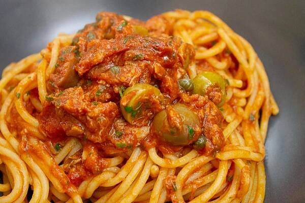 Spaghetti alla puttanesca con tonno - Vedi Che ti Mangi