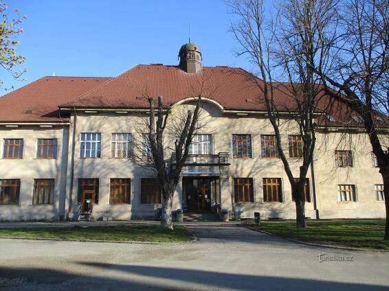 Hradecká čp. 151 (bývalá škola chlapecké výchovny, Opatovice nad Labem, 12.4.2020)