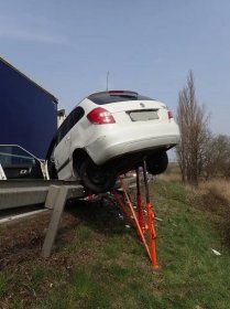Dopravní nehoda nákladního a osobního automobilu na silnici I/4 u rybníku Cunát v katastru obce Zbenice.