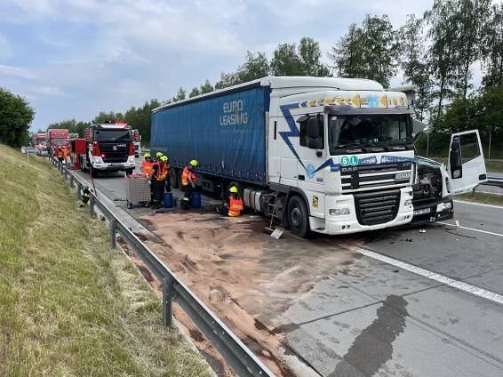 Dálnice D1 je uzavřená kvůli nehodě dvou kamionů.
