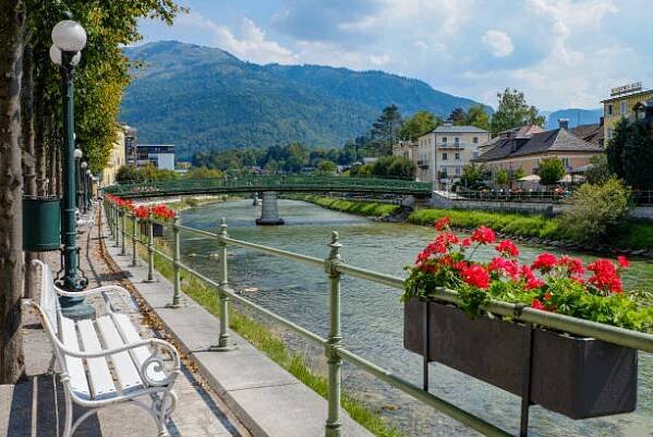 projděte se podél řeky traun v termálních lázních bad ischl. bad ischl bude v roce 2024 evropským hlavním městem kultury. - traunsee - stock snímky, obrázky a fotky