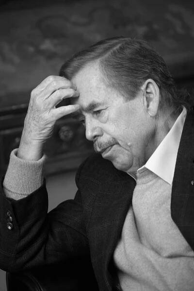 Duše pláče, srdce se svírá: Havlová popřála manželovi k 88. narozeninám. Dojali se Holubová, Brodská i politici