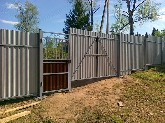 Montáž plotů: vrtání a betonování vlastními rukama, vzdálenost mezi betonovými výrobky a možnostmi cihel