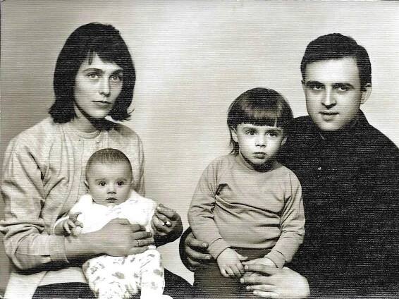 Anna Grušová a Jiří Gruša s dětmi v roce 1966.