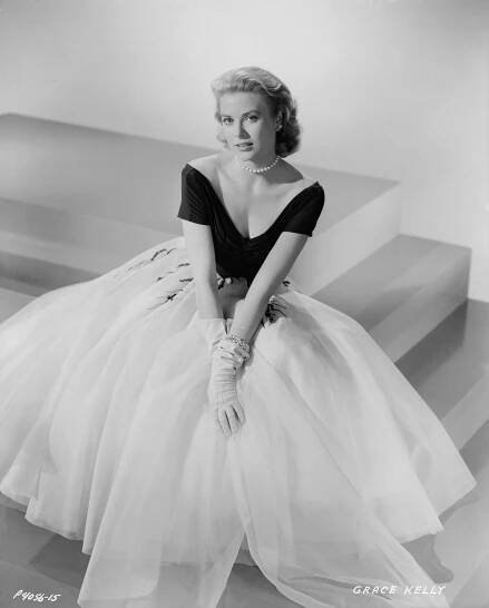 Grace Kelly v kostýmu ve filmu Alfreda Hitchcocka Okno do dvora, 1954