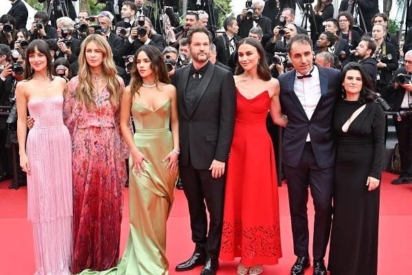 Dakota Johnson, Ro Donnelly, Michael Angelo Covino, Adria Arjona, Kyle Marvin, and Emily Korteweg at an event for Splitsville (2025)