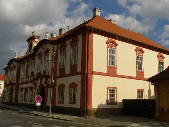 Soubor:Rezidence kanovnická (Stará Boleslav), Maxe Švabinského 108, Stará Boleslav.JPG