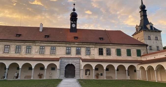 Podvečerní prohlídky zámku Uherčice - Po Česku