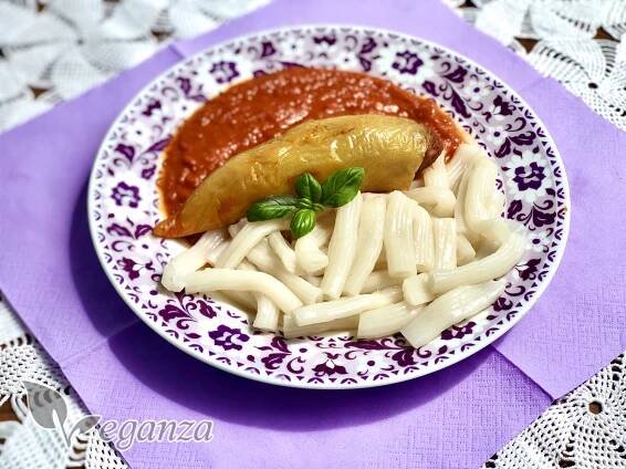 Rajská omáčka s plněnou paprikou a penne těstovinami