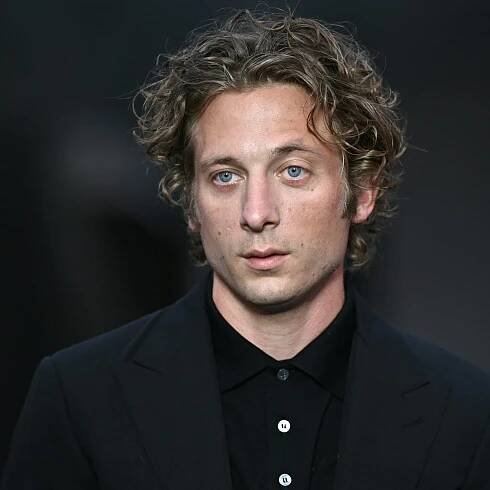 Jeremy Allen White Seen Kissing 'The Bear' Co-Star Molly Gordon