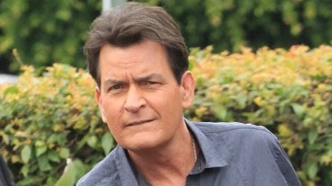 Charlie Sheen skončil v nemocnici: Otrava jídlem! - Super.cz
