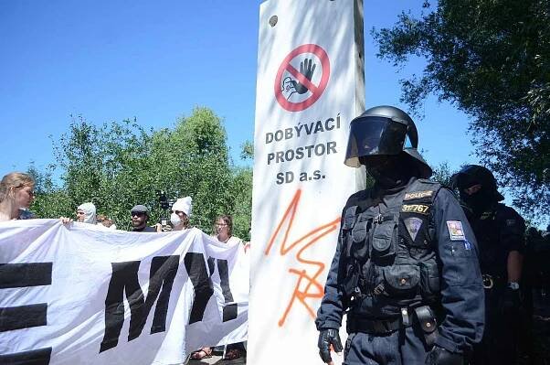 Pochod demonstrantů do dolu Bílina na Mostecku.
