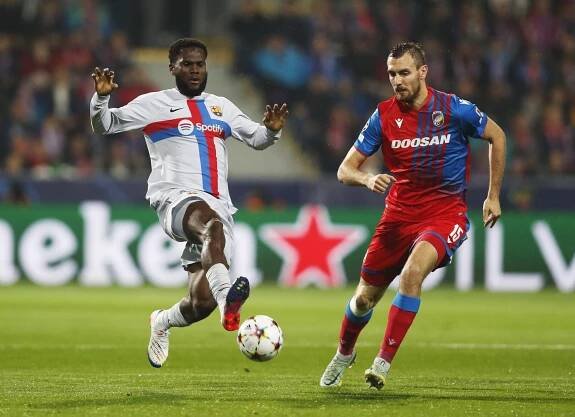 Plzeň v posledním utkání základní skupiny Ligy mistrů podlehla Barceloně 2:4, dvakrát se trefil Chorý