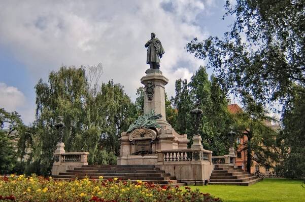 Soubor:Adam Mickiewicz 2006 - panoramio.jpg – Wikipedie