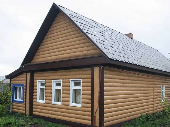Opláštění dřevěného domu: vnější obklad z cihel a fasádních panelů, materiál pro dokončení základů z vnější strany