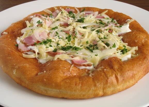 File:Lángos groß.jpg - Wikimedia Commons