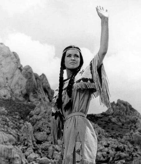 FOTO: Marie Versini jako Nšo Či. – stránka 7