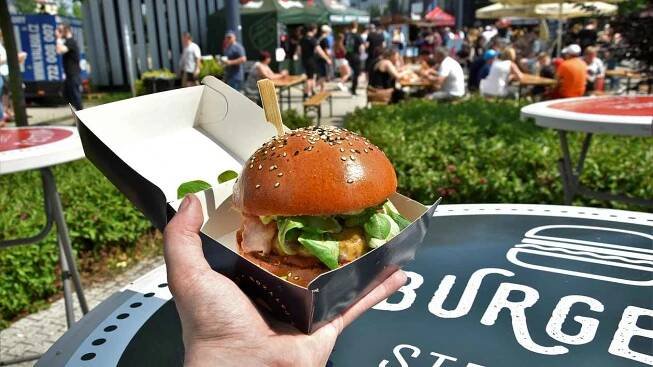Olomoucký Burger Street Festival táhne. Návštěvníci mají z čeho vybírat