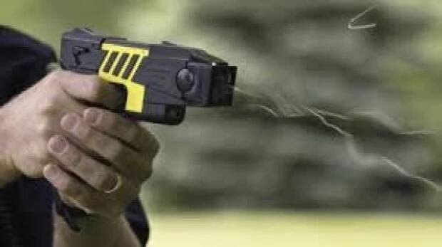 Nezničitelného staříka nezastavil ani TASER