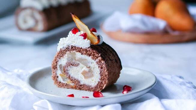 Perníková roláda s mascarpone a hruškami - Proženy.cz