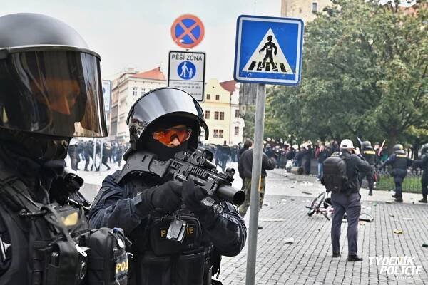 Při střetech v centru Prahy bylo zraněno 20 policistů. V poutech skončilo více než 150 lidí | Týdeník Policie