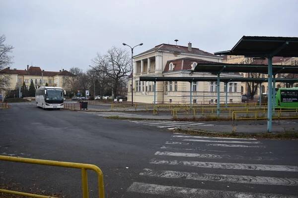 FOTO: Autobusové nádraží v Teplicích chátrá už přes 30 let. Co s ním bude?