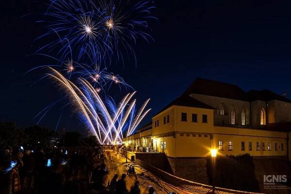 Střet Švédů s Brňany na nebi nad Špilberkem. V Brně začal festival ohňostrojů