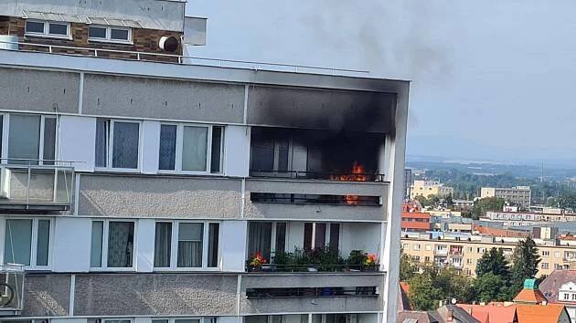 FOTO, VIDEO: V Baarově ulici hořel byt. Hasiči zasahovali v nejvyšším patře domu