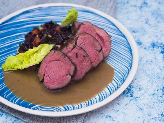 Jehněčí kýta sous vide s černou rýží