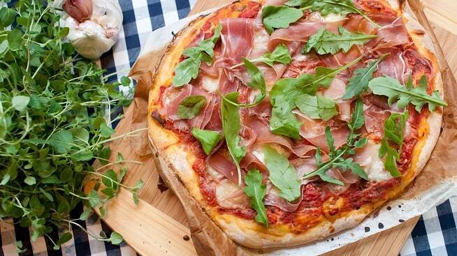 Domácí italská pizza se šunkou a rukolou - Proženy.cz