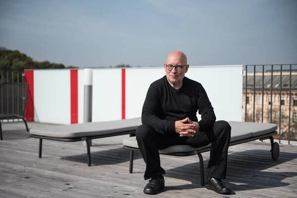Nový šéfdirigent a umělecký ředitel Filharmonie Brno je Dennis Russell Davies