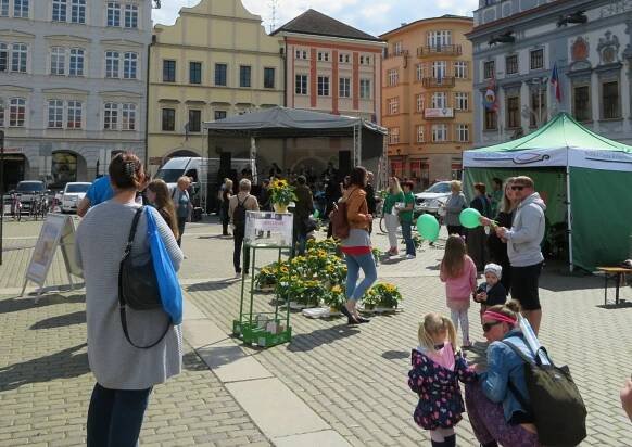 Na benefici v Českých Budějovicích se rozdávaly úsměvy, slunečnice i balonky