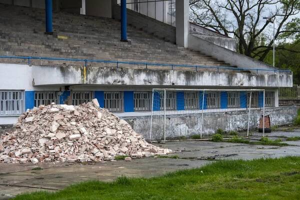 Přístavby k fotbalovému stadionu v Pardubicích bourají dělníci. Původní část čeká rekonstrukce