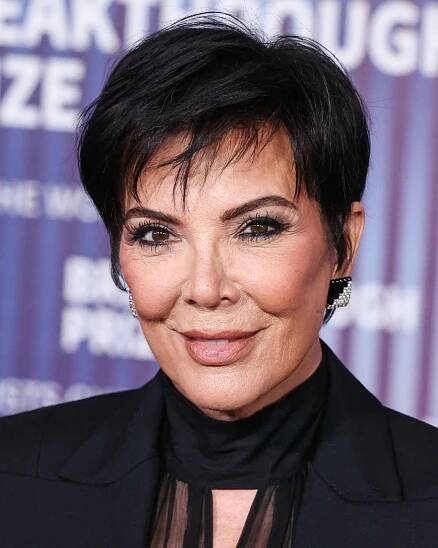 Kris Jenner nosila kratší vlasy.